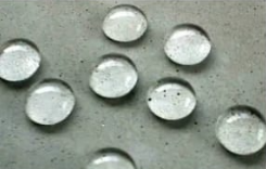 Gotas de agua sobre una superficie clara